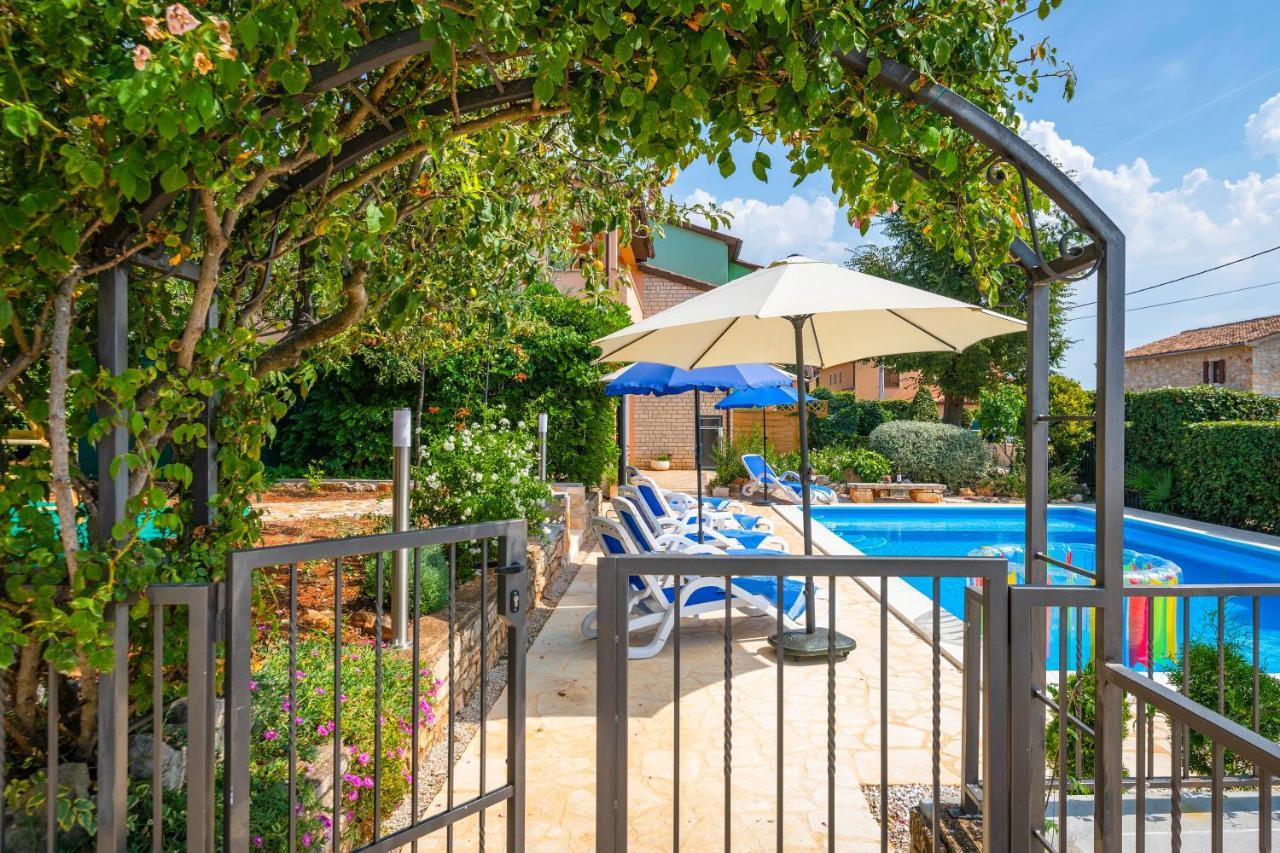 Villa Margerita With Private Pool, Yard And Parking Kaštelir Exterior foto